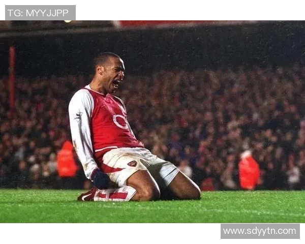 八十年代足球六大球星风采回顾：传奇人物与辉煌时刻再现