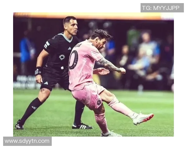 足球球星单挑对决：梅西与C罗谁能笑到最后，技术与智慧的较量