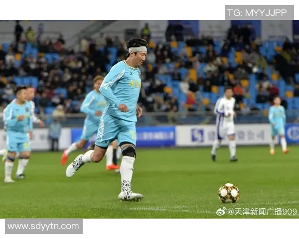 足球球星夹袋高清大图展示，感受明星球员的魅力与运动激情