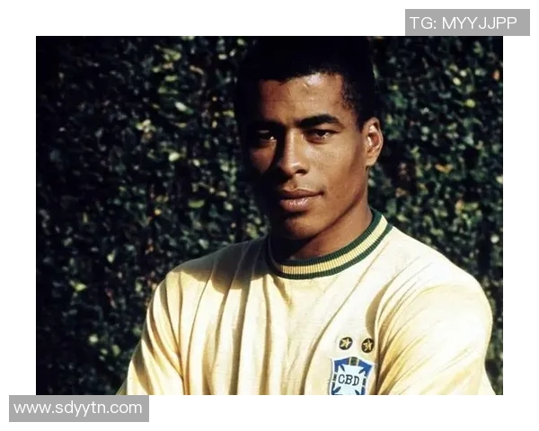 全球足球右边锋右脚球星盘点：那些在绿茵场上左右开弓的传奇人物